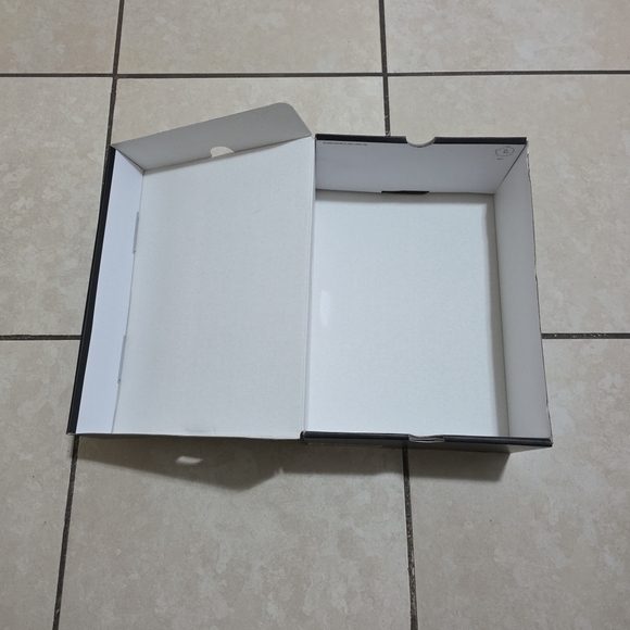 Empty Shoe Box - Picture 9 of 9